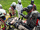 Training: Spezialisten der ABC-Abwehr versorgen den Verletzten nach einer Kontamination durch Schadstoffe.