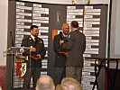 Verleihung des "Pro Defensione Junior" an Major Jürgen Eckhart und Offiziersstellvertreter Marco Stowasser durch Brigadier Kurt Wagner.