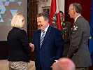 Verteidigungsministerin Klaudia Tanner gratuliert Bürgermeister Michael Ludwig.
