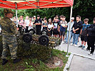 Die Panzerabwehrlenkwaffe wurde den Schülern vorgestellt.