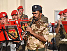 Sechs Musikerinnen und Musiker aus dem Oman sind bei diesem Auftritt Teil der Gardemusik.