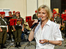 Silke Kobald, Bezirksvorsteherin von Hietzing, freut sich über das Konzert der Gardemusik in "ihrem" Bezirk.