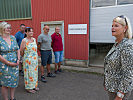 Ministerin Klaudia Tanner begrüßt die Mitarbeiter im Sanitätslager Eisenerz.