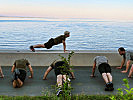 Ein Genuß am Morgen, am Bodensee Sport machen zu können. Liegestütz dienen hier als Kraftübung.