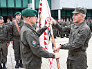 Militärkommandant Brigadier Gunther Hessel, l., übergibt die Insignie des Jägerbataillons Vorarlberg an Major Martin Netzer.