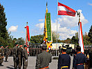 Fahnenmeer - Die Insignie des Militärkommandos Salzburg flankiert von den Fahnen der Traditionsverbände.