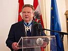 Bürgermeister Ludwig mit seiner Auszeichnung.