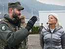 Ministerin Klaudia Tanner mit einem Soldaten des Jägerbataillons Steiermark.