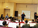 Dozent Toni Scholl vermittelt den Studierenden im Rahmen des Blasorchesterleitungskurses sein Wissen.