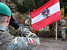 Zu Beginn wird die österreichische Bundesdienstflagge gehisst.
