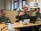 Oberleutnant der Miliz Jörg Manninger (m.) informiert über die Geistige Landesverteidigung an den Schulen.