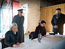 Verteidigungsministerin Klaudia Tanner, l. und Barbara Glück, Direktorin des Mauthausen Memorial, unterzeichneten ein Kooperationsabkommen.