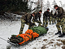Soldaten des Jägerbataillons 23 bergen einen Verletzten.