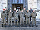 Die Delegation des Militärkommandos Wien vor dem "Haus der Geschichte".