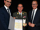 Oberst Stefan Schneider wurde für seine Leistungen mit der Sicherheitsmedaille des Landes ausgezeichnet.