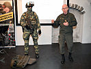 Briagdier Gunther Hessel erklärte die moderne Ausrüstung der Soldaten.