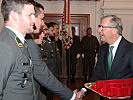 Jeder neue Offizier und Unteroffizier erhielt eine Salzburg-Anstecknadel vom Landeshauptmann.