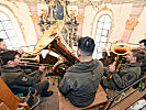 Ein Ensemble der Militärmusik Vorarlberg begleitet die heilige Messe musikalisch.