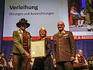 Ministerin Tanner verlieh die Auszeichnung "Partner des Bundesheeres" an den Bund der Tiroler Schützenkompanien.