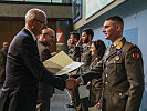 Landeshauptmann Anton Mattle gratulierte den jungen Berufssoldatinnen und -soldaten zur abgeschlossenen Ausbildung und bedankte sich für den Einsatz in Tirol.