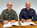 V.l.: Brigadier Gunther Hessel und Hans-Peter Ludescher bei der Unterzeichnung des Programmes.