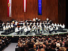 49 Militärmusiker auf der Bühne des Festspielhauses.