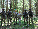 Verteidigungsministerin Tanner und Brigadier Hofer mit Soldaten des Jägerbataillons 12.