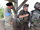 Die NATO-Evaluatoren beim Überprüfen der Soldaten der Aufklärungskompanie/KPE.