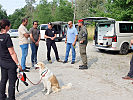 Koordinierungsbesprechung der Hundeführer vor dem Übungsszenario mit den Besuchern aus Abu Dhabi.