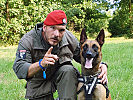 Ein Militärpolizist und sein Einsatzhund.