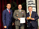Der Wiener Bürgermeister Michael Ludwig, r., und Stadtrat Peter Hanke übergeben den Ehrenpreis an Major Martin Malinowski.