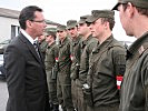 Verteidigungsminister Darabos, l., bei einem Besuch der Soldaten im Burgenland.