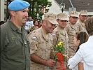 Kinder der Volksschule Hof verteilten Blumen an die österreichischen und kroatischen Soldaten.