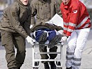 Soldaten der Krankentransport-Kompanie brachten die Verletzten zum Verbandsplatz.