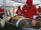 Tiroler Soldaten stellten verletzte Matchbesucher dar.