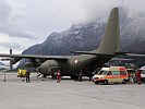 Eine C-130 "Herkules" stand am Flughafen Innsbruck bereit, um leicht verletzte Ausländer in ihre Heimat zu fliegen.