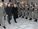 V.l.: General Ertl, Verteidigungsminister Darabos und Bundespräsident Fischer gratulierten der Garde zum 50er.
