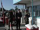 Minister, Bataillonskommandant und Wachsoldat am Checkpoint der UN-Position 25