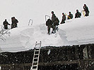 In Osttirol befreiten Einsatzkräfte Dächer von den Schneemassen.