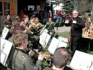 Sehr musikalisch: Bischof Werner dirigiert die Militärmusik Vorarlberg.