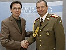 Norbert Darabos begrüßt den neuen Doyen des Militärattachéskorps, Oberst Aurel Voiculescu aus Rumänien.