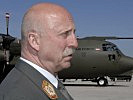 General Roland Ertl vor einem C-130 'Hercules' Transporter.