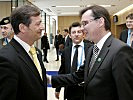 Verteidigungsminister Norbert Darabos (r.) begrüßt seinen slowenischen Amtskollegen Karl Erjavec.