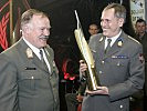 General Edmund Entacher (l.) gratuliert Dr. Angelus Faas, dessen Impfzentrum wurde zum Verband des Jahres gekürt.