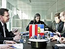 Die österreichische Delegation (l.) während eines Arbeitsgespräches mit dem französischen Verteidigungsminister Hervé Morin (2.v.r.).