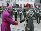 Militärbischof Werner bedankt sich bei Militärkapellmeister Major Kausz für das Platzkonzert am Josefsplatz vor der Augustinerkirche.