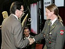 Soldatin des Jahres wurde Oberleutnant Sandra Rumplmair, Minister Norbert Darabos freute sich mit ihr.