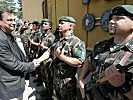 Verteidigungsminister Darabos begrüßt ungarische Soldaten des KFOR-Kontingents.