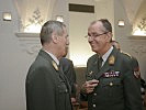 General Schittenhelm im Gespräch mit dem Präsidenten der Arbeitsgemeinschaft Evangelischer Soldaten.