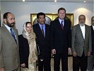 Al-Harthy mit Mitgliedern der omanischen Delegation.